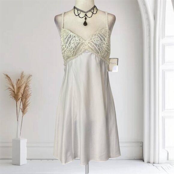 NWT Flora Nikrooz Whimsical Coquette White Cream Lace Pearl Lingerie Slip S - Picture 1 of 8